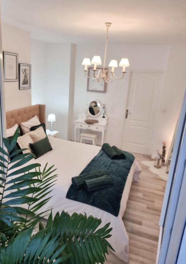 Oasis Citadine Terrasse Intime Jardin Privatif En Plein Centre Ville 70M2 Cambrai Eksteriør bilde
